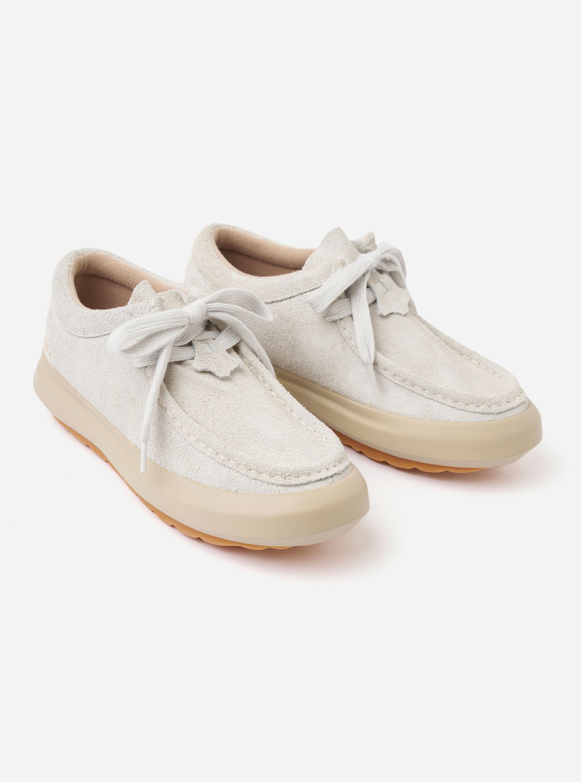 The Wander etc. FD/08 in Papier/Gum Suede/Leather is shown from a rear three-quarter angle as a flat lay against a plain white background. The image highlights the hairy suede upper in an ecru papier color, the chunky gum rubber outsole, and the branded black heel tab. Fat black laces are visible, and